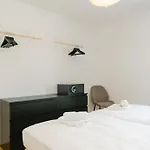 Hip Apt Perfect For 4 Or 6, Great District, Metro