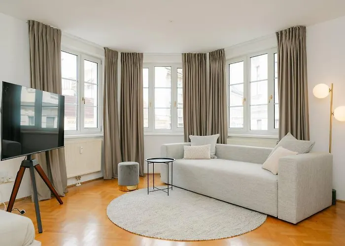 Hip Apt Perfect For 4 Or 6, Great District, Metro