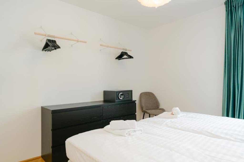 Hip Perfect For 4 Or 6, Great District, Metro Apartment *
