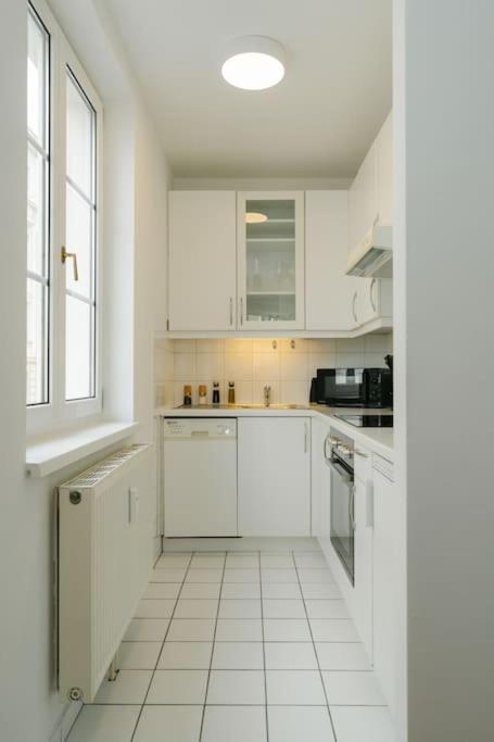 Hip Perfect For 4 Or 6, Great District, Metro Apartment