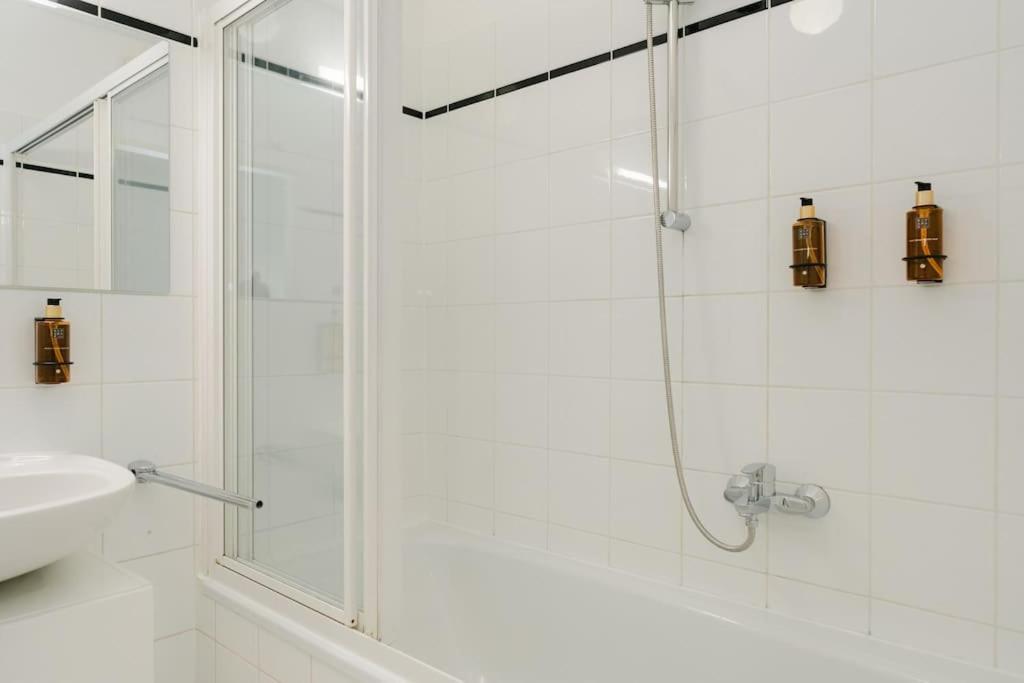 Apartment Hip Perfect For 4 Or 6, Great District, Metro *