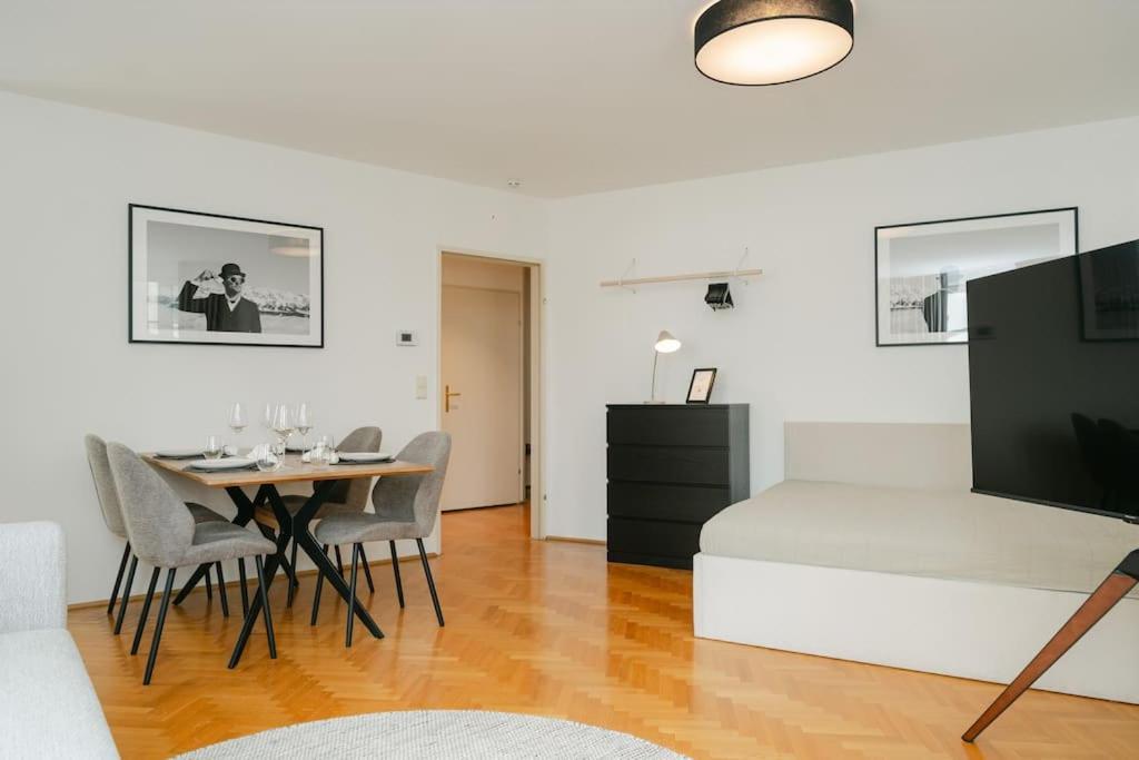 Hip Perfect For 4 Or 6, Great District, Metro *